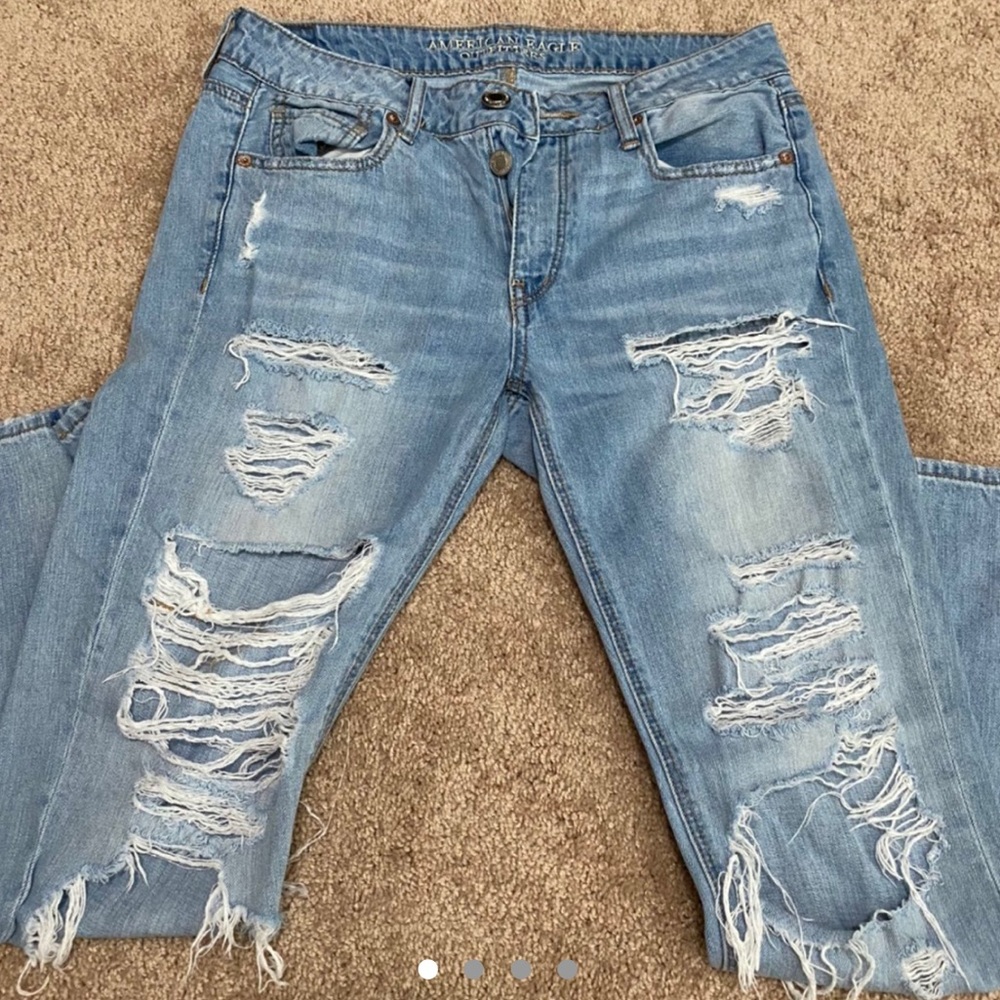 AMERICAN EAGLE DISTRESSED TOMGIRL JEANS